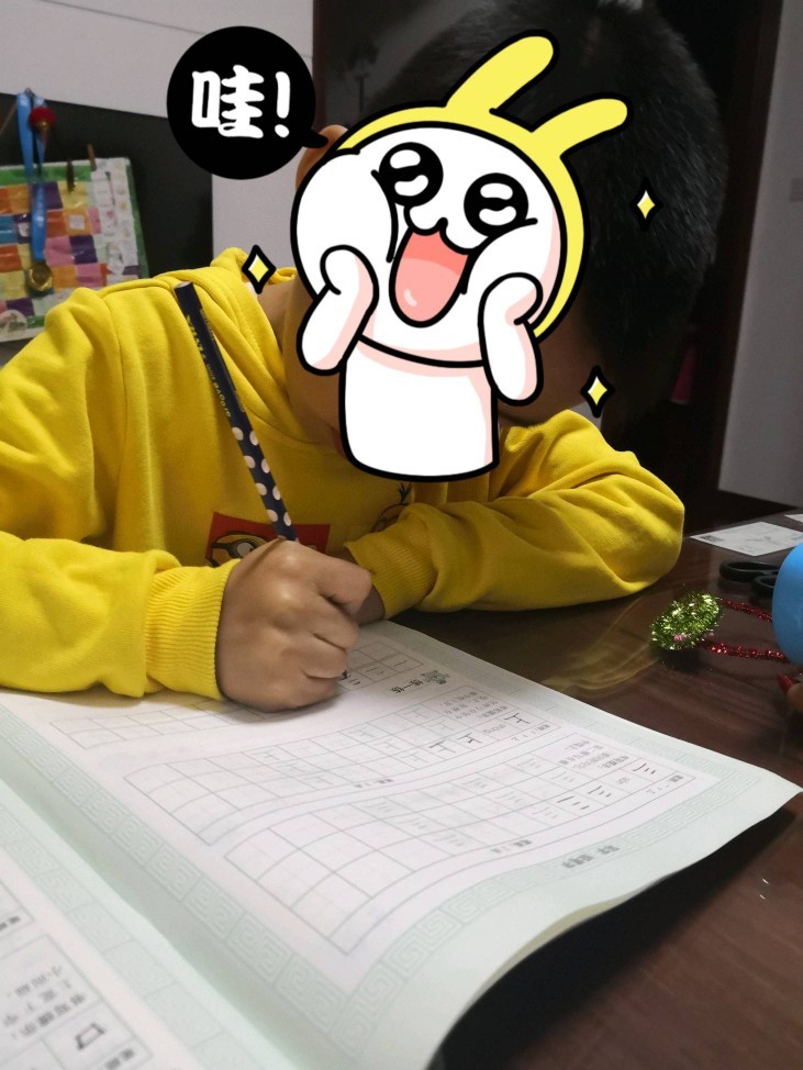 東東開始練寫字了