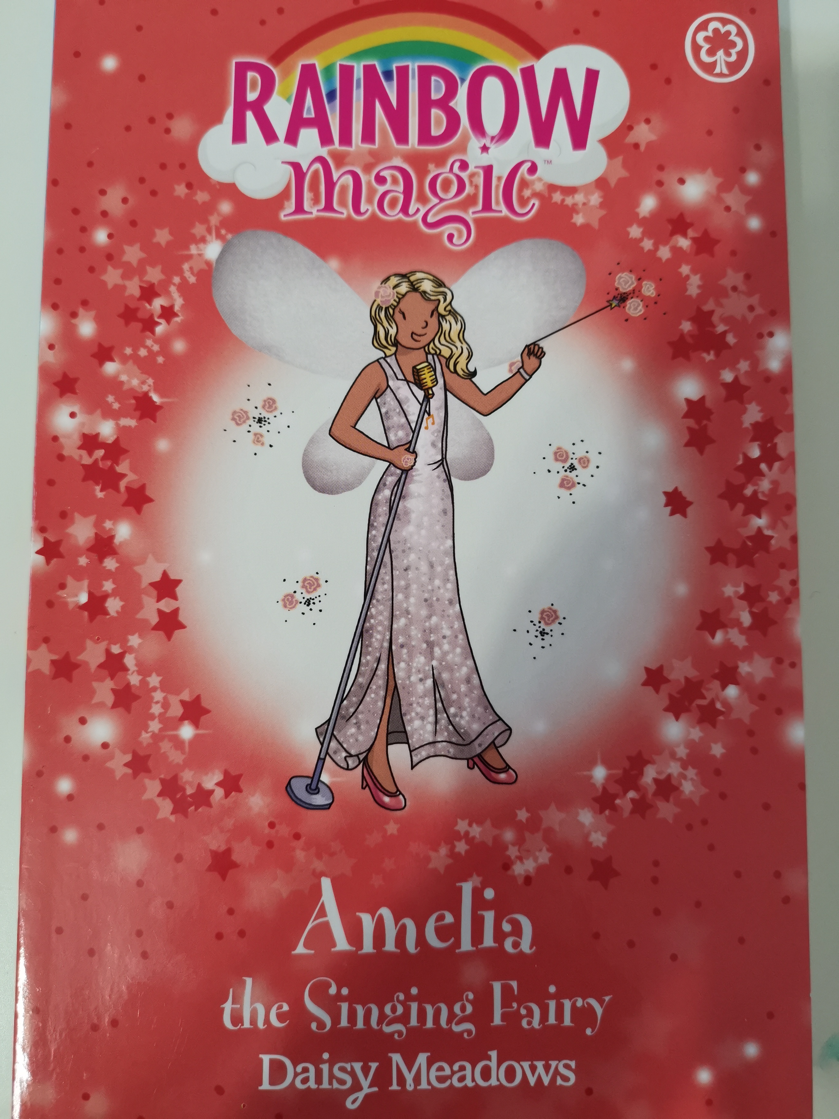 Rainbow Magic: Amelia the Singing Fairy