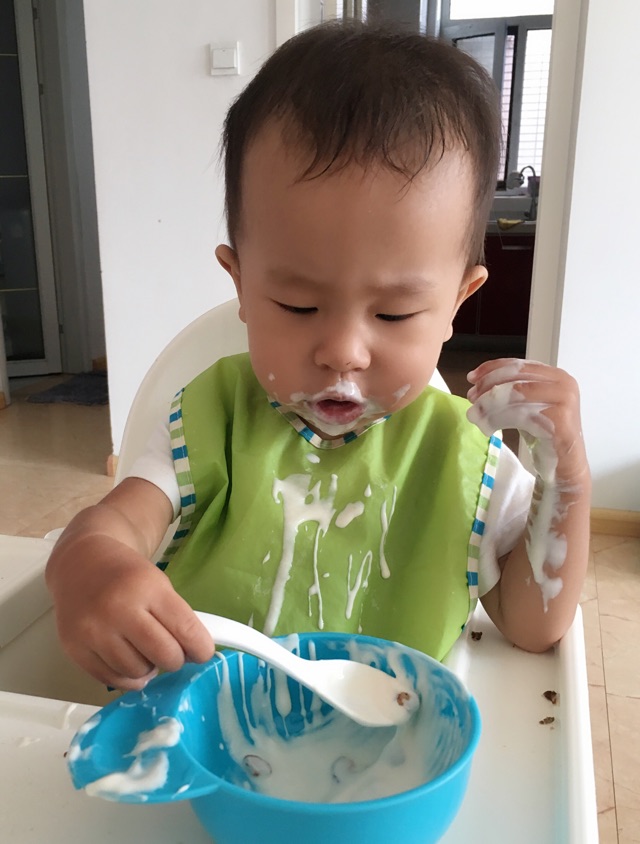 今日份吃酸奶的安