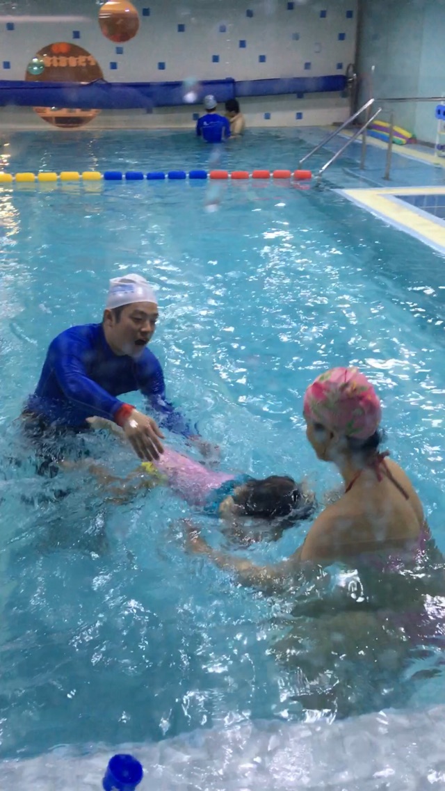 孩子的水中之旅