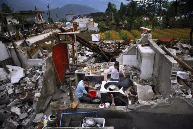 赵青,《四川大地震中的幸存者》汶川地震幸存者在自己的"家"中做饭.