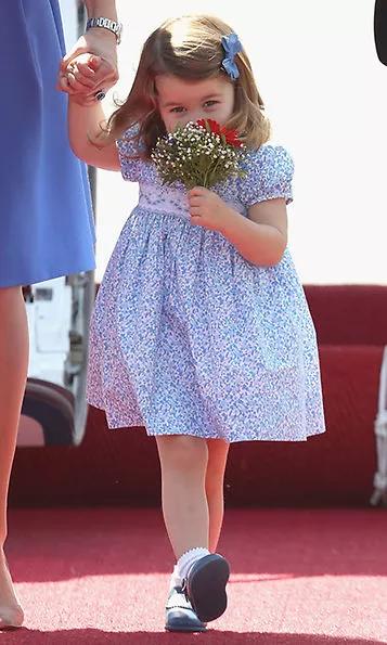 德国进行的皇家访问中,全家还是蓝色系的亲子装扮哦,我们的小公主还是