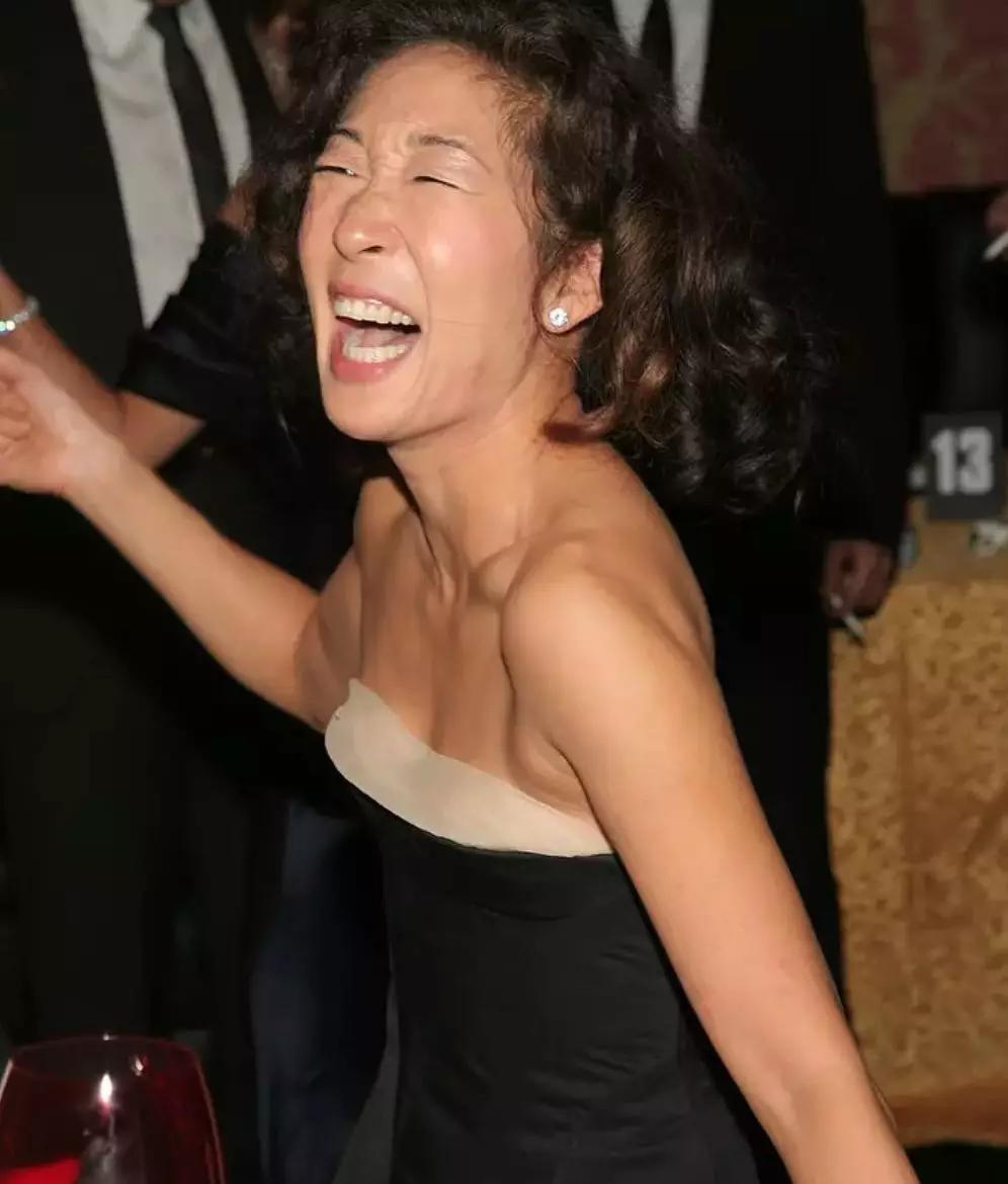 "林永健妹妹"夺得金球奖,这个亚裔 "丑女" 给了看脸的社会一耳光 - 小