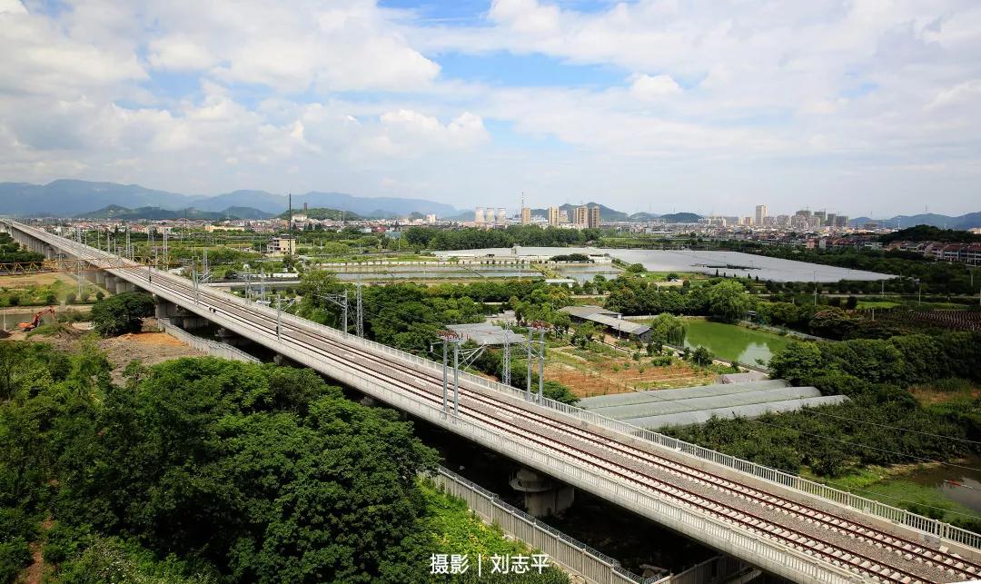 杭黄高铁项目第一列联调联试列车图为2018年9月11日这是杭黄铁路重