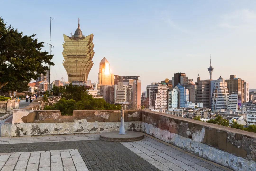 会纪念广场,70大三巴牌坊随即映入眼帘,从牌坊东侧进入澳门博物馆