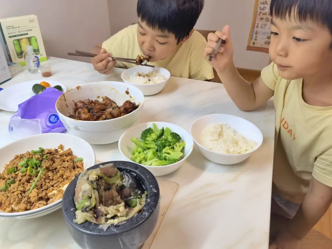 給娃做飯發(fā)圈，然