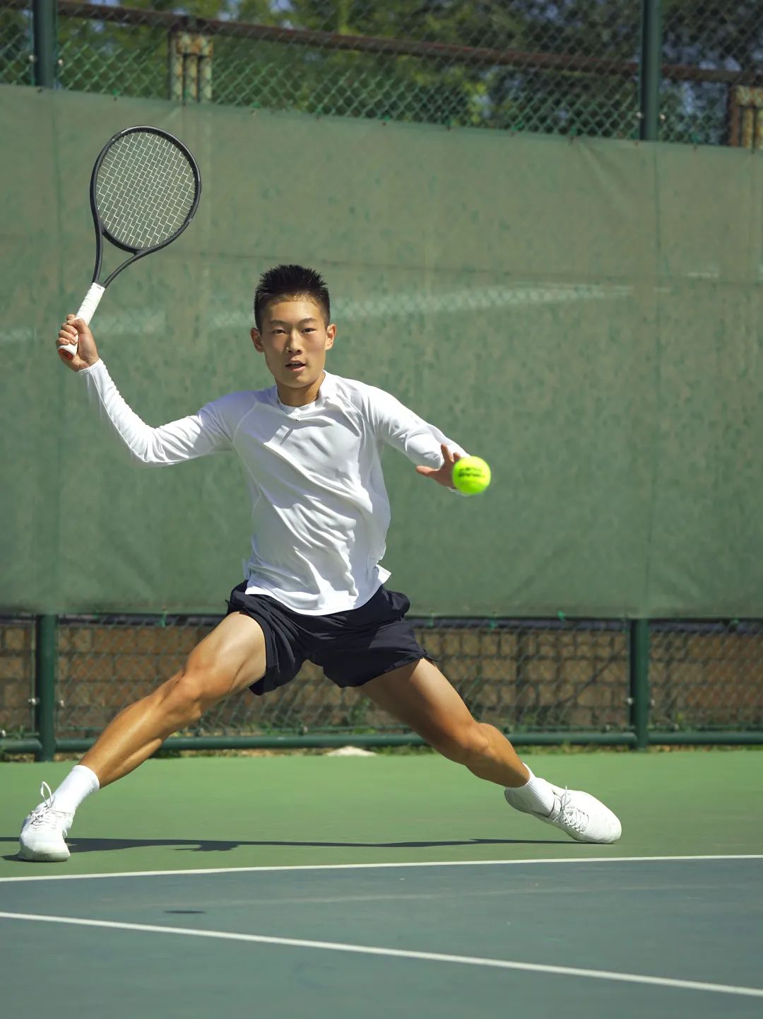 孔维一训练中"今天这个天气对他来说已经是很舒服的了,前几天更热,都