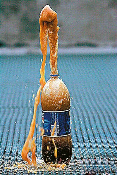 我们玩过的第二个实验是曼妥思可乐喷泉实验.