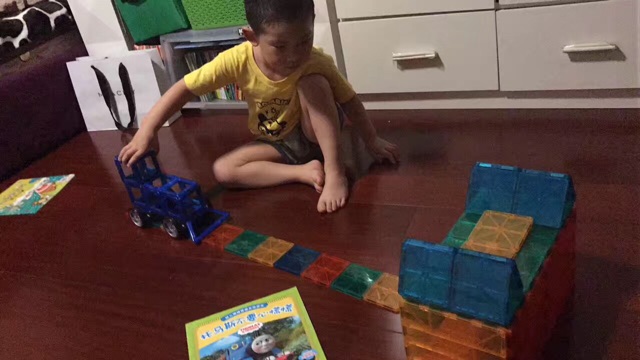 愛車的小男孩
