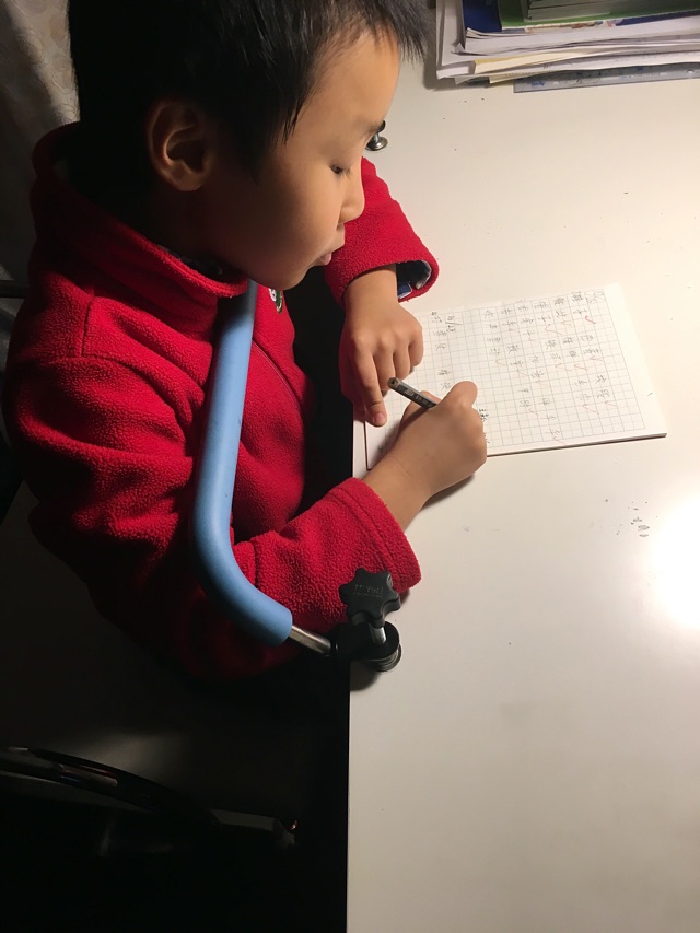 糾正寫字姿勢的神
