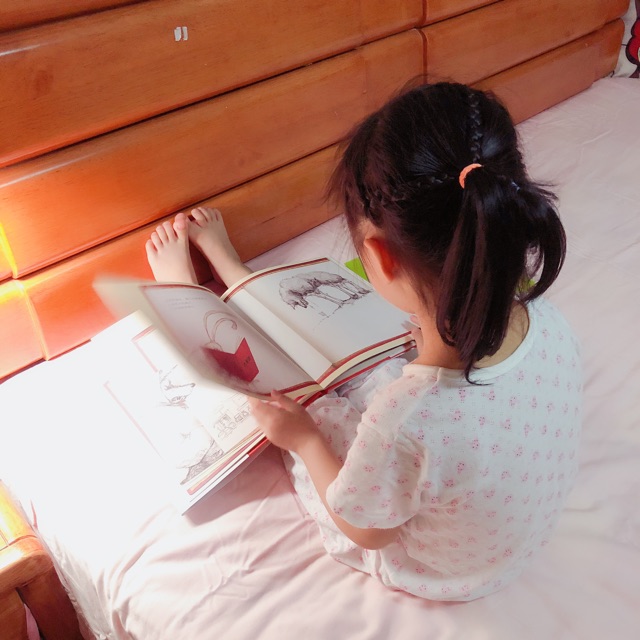 認(rèn)真讀書的小人兒