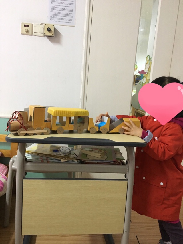 幼兒園第一個(gè)手工