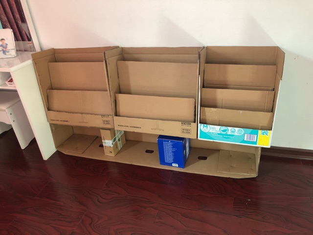 忙活了半天用纸箱给小朋友做的绘本架终于完成了