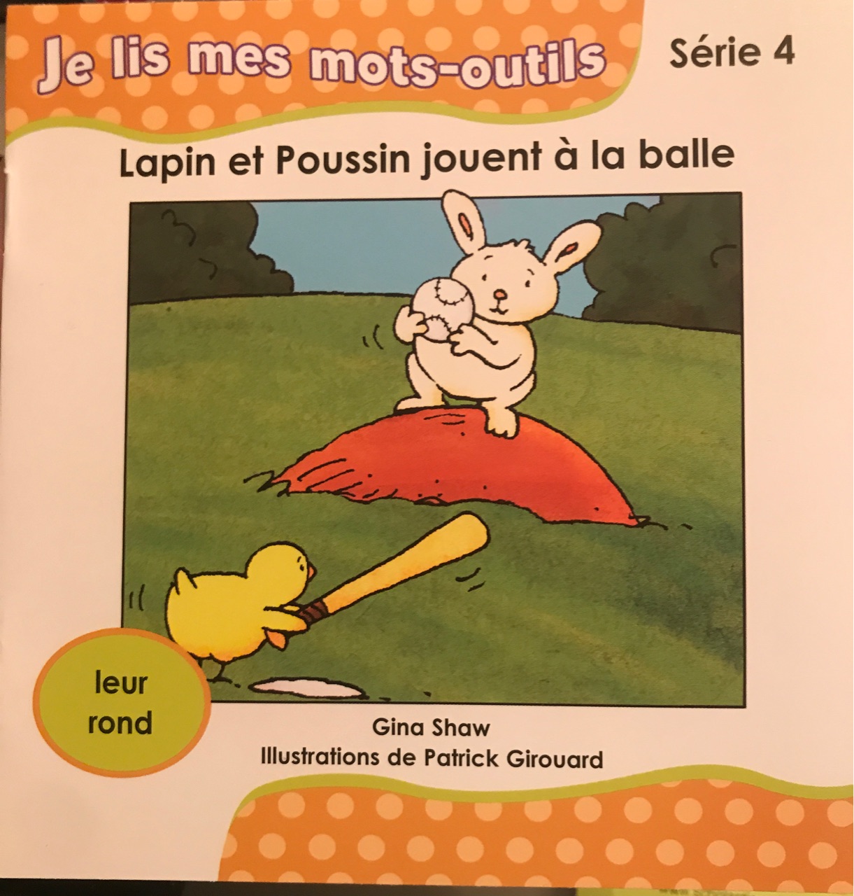 Lapin et Poussin jouent à la balle