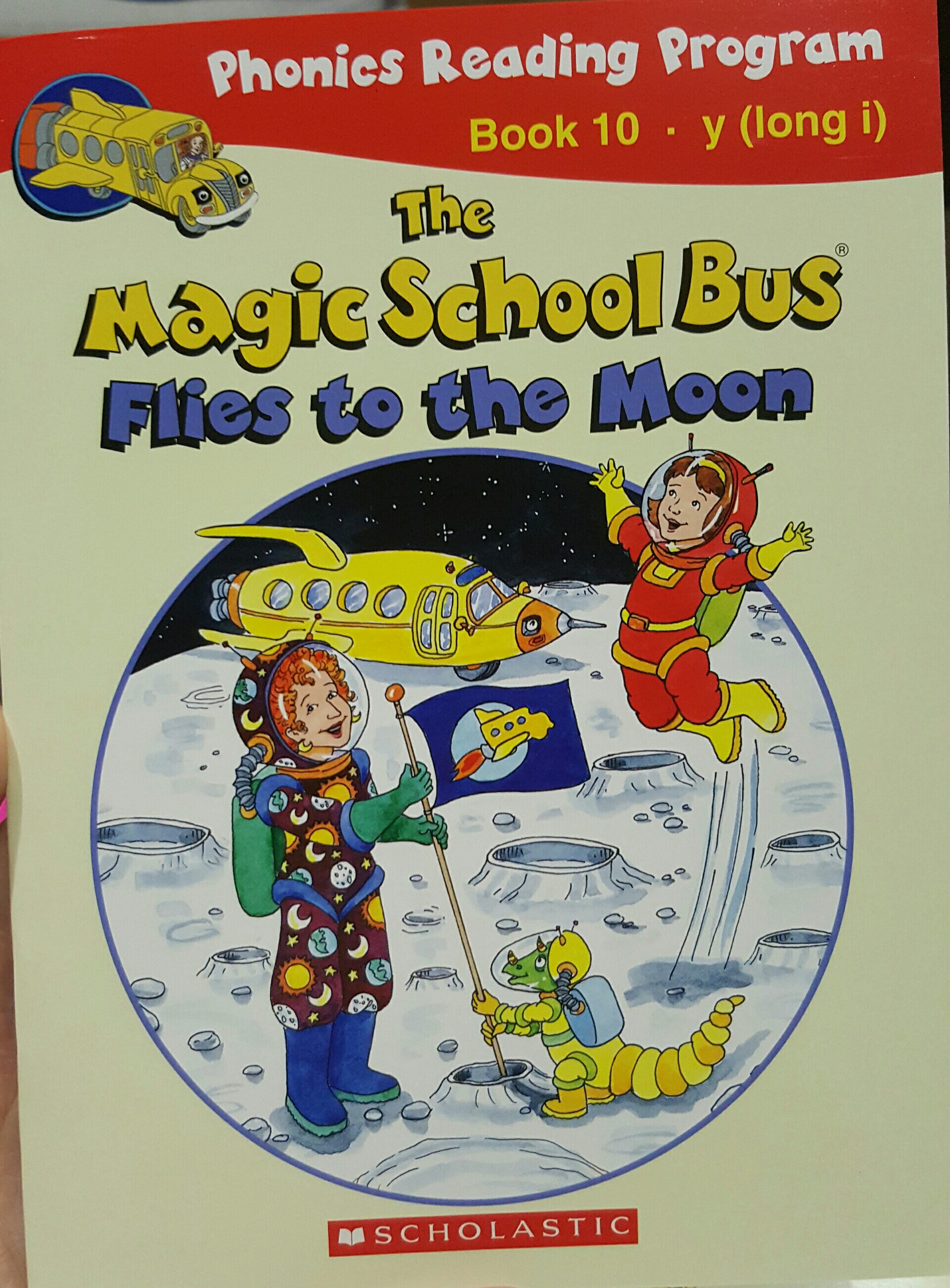 The magic school bus:Flies to the moon