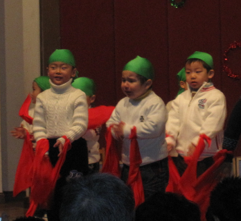 看幼兒園年終表演