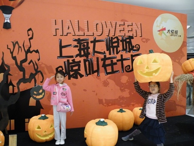 大悅城里的小搗蛋
