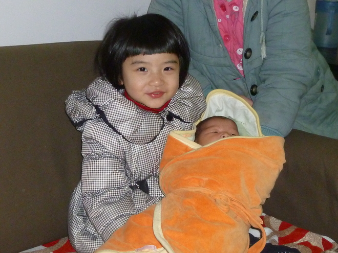 萌寶抱著小妹妹的