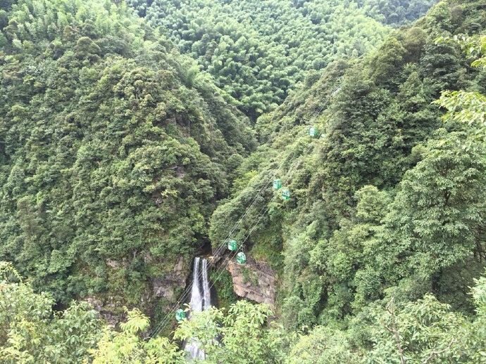 井岡山的瀑布與溪