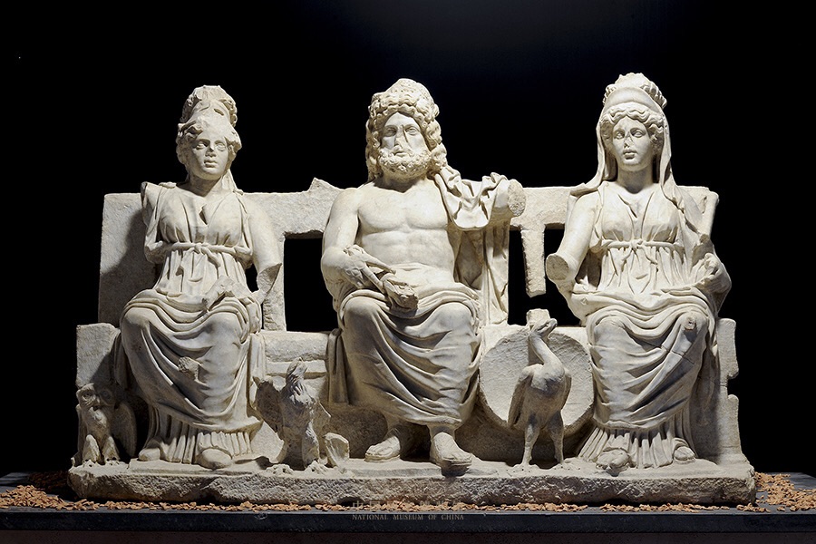 卡皮托里尼山三主神可以清楚地看到:朱庇特的脚下是闪电和鹰,密涅瓦的