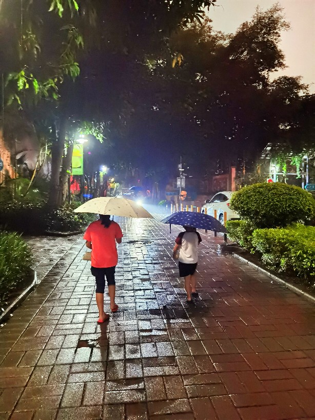 和兩娃冒雨購物趣