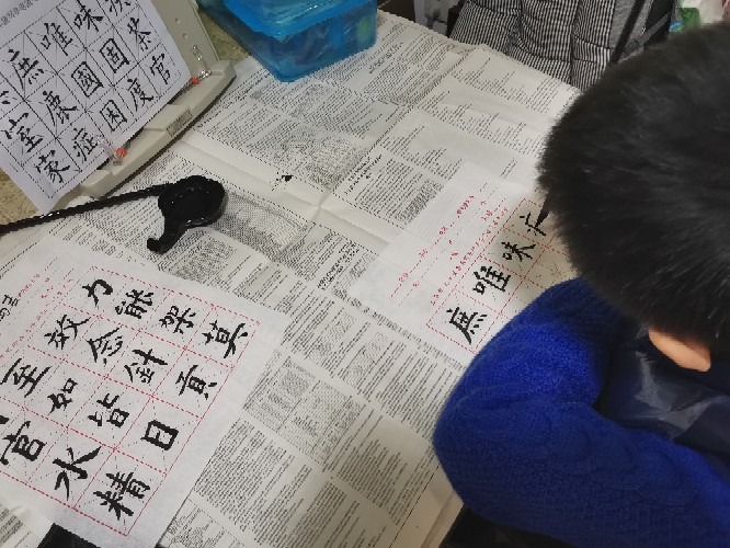 擺攤練大字