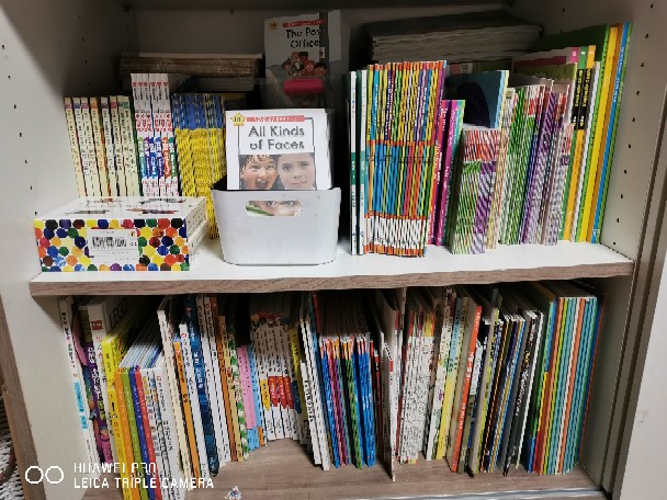 幫弟弟把書架整理