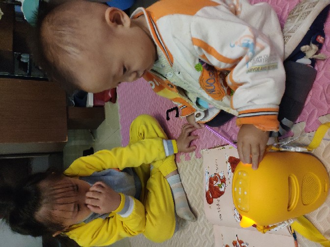 姐弟打卡牛聽聽日